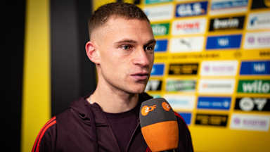 Joshua Kimmich gibt ein Interview im Dortmunder Stadion