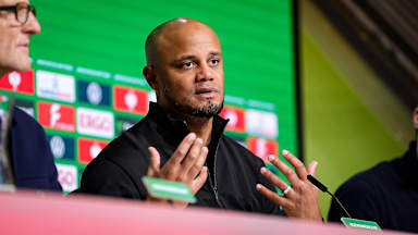 Vincent Kompany auf der Pressekonferenz nach dem Pokal-Spiel des FC Bayern gegen Bayer 04 Leverkusen