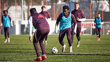 Nestory Irankunda mit dem Ball am Fuß im Training der FC Bayern Amateure vor dem Regionalliga-Spiel gegen FC Augsburg.