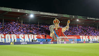 Choreografie der Fans des 1. FC Heidenheim vor dem Spiel gegen Chelsea
