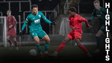 Noel Aseko Nkili, Zweikampf im Spiel der FC Bayern Amateure beim FC Augsburg II
