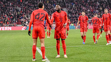 Jamal Musiala und Alphonso Davies bejubeln ein Tor gegen Heidenheim