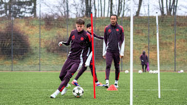Jonathan Asp Jensen im Training der FC Bayern U19 vor dem Duell gegen Donetsk.