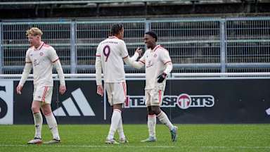 Michael Scott und Jonah Kusi-Asare jubeln nach dem 1:0-Führungstreffer der FCB-U19.