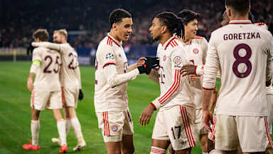 Jamal Musiala und Michael Olise jubeln nach einem Treffer des FC Bayern gegen Shakhtar Donetsk.