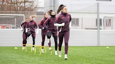 Jovana Damnjanović beim Aufwärmen im Training der FC Bayern Frauen vor dem Spiel gegen Juventus Turin..