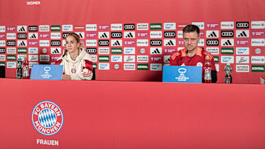 Giulia Gwinn und Alex Straus sitzen nebeneinander auf dem Podium während der Pressekonferenz