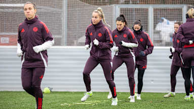 Giulia Gwinn beim Aufwärmen im Training der FC Bayern Frauen.