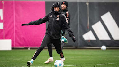 Michael Olise setzt im Training des FC Bayern zum Dribbling an