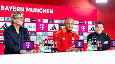 Dieter Nickles, Vincent Kompany und Max Eberl im Pressetalk vor Leipzig-Heimspiel