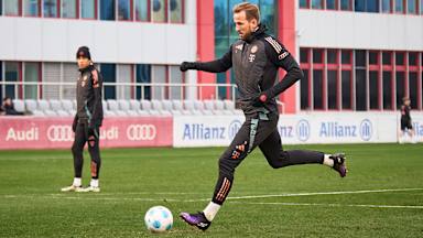 Harry Kane beim Torabschluss im FC Bayern-Training