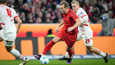 Harry Kane im Zweikampf mit Xaver Schlager im Bundesliga-Spiel FC Bayern gegen RB Leipzig