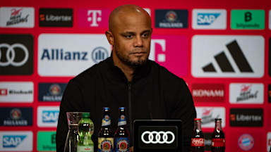 Vincent Kompany auf der Pressekonferenz nach dem Bundesliga-Spiel des FC Bayern gegen Leipzig