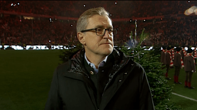 Jan-Christian Dreesen auf dem Rasen der Allianz Arena nach dem Spiel des FC Bayern gegen RB Leipzig