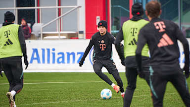 Aleksandar Pavlovic dribbelt mit dem Ball im Training des FC Bayern