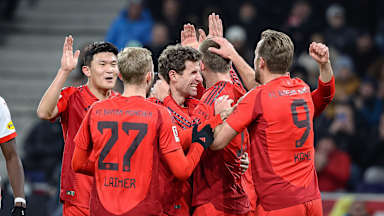 FC Bayern-Spieler jubeln nach einem Tor im Freundschaftsspiel beim FC Red Bull Salzburg