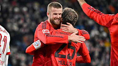 Eric Dier freut sich mit Thomas Müller über sein Kopfballtor zum 1:0