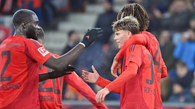 Jonathan Asp Jensen wird nach seinem ersten Tor für die FC Bayern Profis von seinen Mitspielern beglückwünscht.