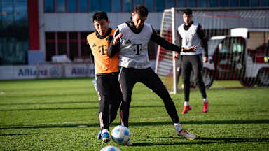 Minjae Kim und Leon Goretzka im Zweikampf um den Ball im Training des FC Bayern
