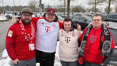 Flo, Benni, Christina und Dominik vom Fanclub Nabburg/Oberpfalz vor dem Borussiapark in Mönchengladbach.
