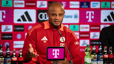 Vincent Kompany antwortet und gestikuliert im Pressetalk des FC Bayern vor dem Bundesliga-Spiel gegen Hoffenheim.