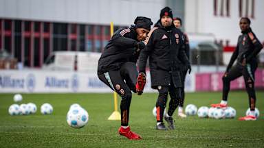 Harry Kane beim Torabschluss im FC Bayern-Training