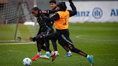Mathys Tel und Michael Olise im Zweikampf im Training des FC Bayern