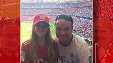 Bayern-Fan Dirk mit seiner Tochter in der Allianz Arena.