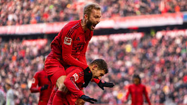 Konrad Laimer bejubelt mit Leon Goretzka ein Tor gegen den VfL Wolfsburg und springt ihm auf die Schultern