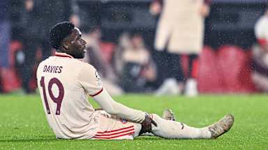 Alphonso Davies sitzt nach seiner Verletzung enttäuscht auf dem Rasen von Rotterdam.
