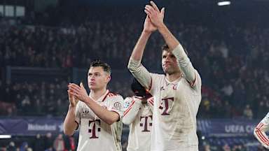 Joshua Kimmich, links, mit Thomas Müller nach der Partie in Rotterdam