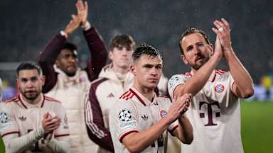 Die Spieler des FC Bayern bedanken sich enttäuscht beim mitgereisten Anhang in Rotterdam