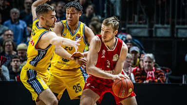 Niels Giffey (rechts) will mit dem FC Bayern Basketball den nächsten EuroLeague-Auswärtssieg in Berlin holen.