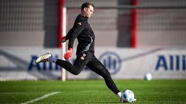 Manuel Neuer schießt einen Ball im Training des FC Bayern