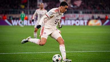 Jamal Musiala mit dem Ball am Fuß in der Allianz Arena