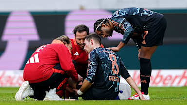 Leon Goretzka sitzt nach seiner Verletzung enttäuscht auf dem Rasen von Freiburg.
