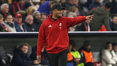 Vincent Kompany gibt im Spiel gegen PSG eine Anweisung und zeigt mit dem linken Arm in die Richtung