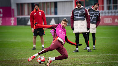 Thomas Müller grätsch nach einem Ball im Training des FC Bayern