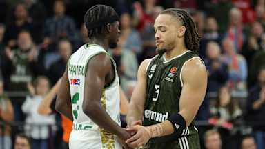Ex-Bayern Sylvian Francisco (l.) empfängt mit Zalgiris Kaunas den FC Bayern Basketball um Spieltags-MVP Carsen Edwards