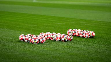 Champions League-Bälle auf dem Rasen in der Allianz Arena