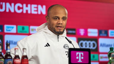 Vincent Kompany spricht im Pressetalk des FC Bayern vor dem Spiel gegen Holstein Kiel.