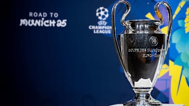 Henkelpott UEFA Champions League vor blauem Hintergrund