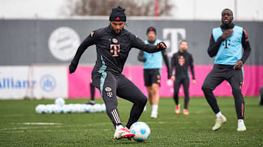 Serge Gnabry am Ball im FC Bayern-Training vor Kiel-Heimspiel.