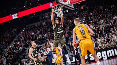 Die Bayern um Devin Booker wollen auch das zweite Heimspiel gegen Alba Berlin gewinnen.