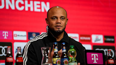 Vincent Kompany auf der Pressekonferenz nach dem Bundesliga-Spiel des FC Bayern gegen Kiel
