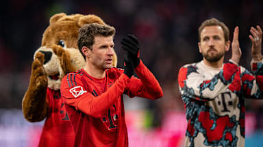 Thomas Müller applaudiert nach dem Heimsieg gegen Kiel in Richtung der Fans.
