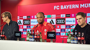 Pressesprecher Dieter Nickles, Chefcoach Vincent Kompany und Sportdirektor Christoph Freund im Pressetalk des FC Bayern vor dem Spiel gegen Bremen.