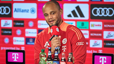Vincent Kompany mit Mikrofon in der Hand im Pressetalk des FC Bayern vor Bremen-Spiel.
