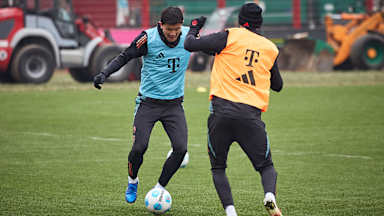 Minjae Kim im Zweikampf im Training des FC Bayern