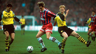 Andreas Herzog im Trikot von Bayern München gegen Dortmunds Matthias Sammer